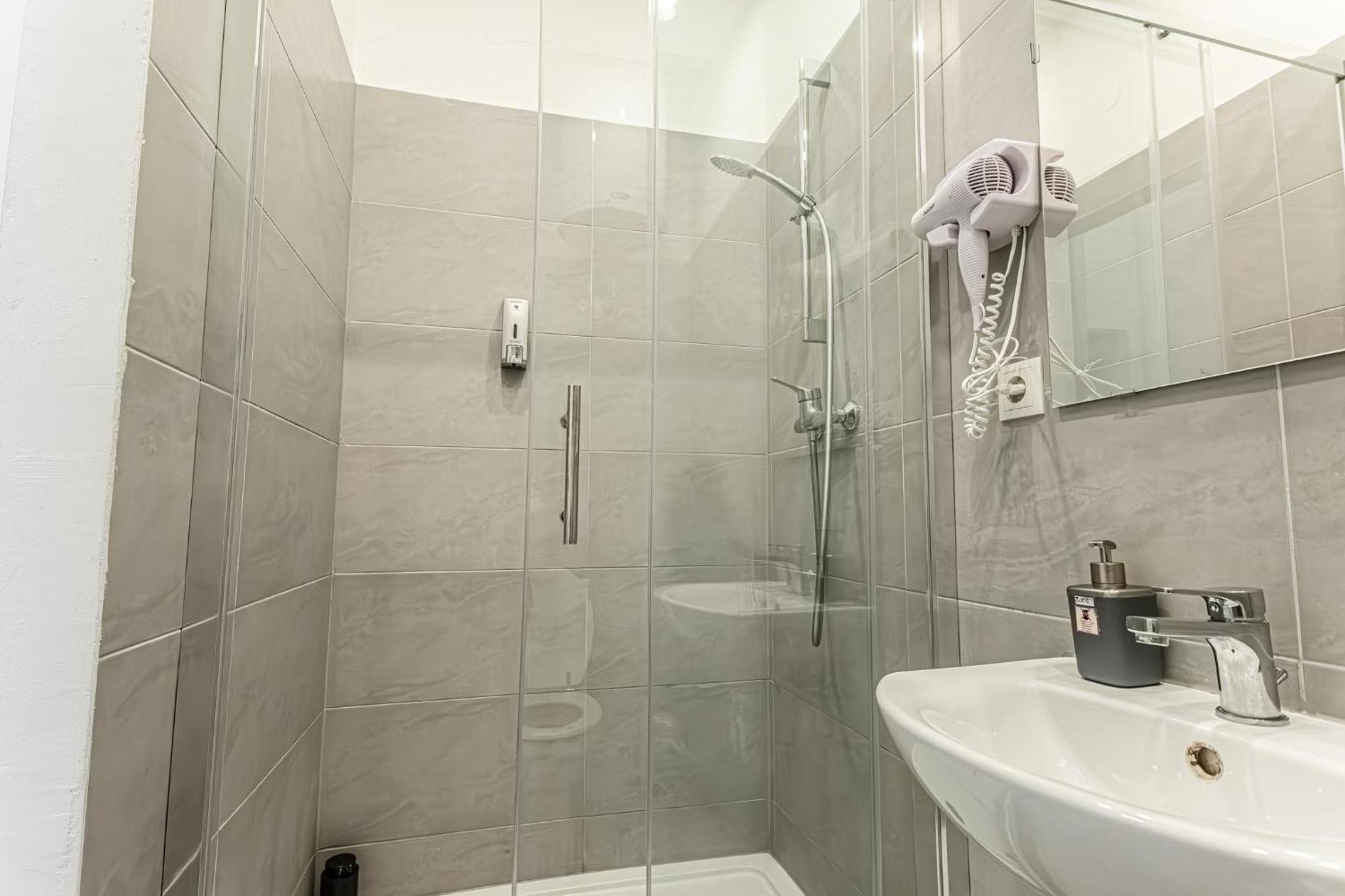 Lovely 1br Apt. Near Akh Hospital